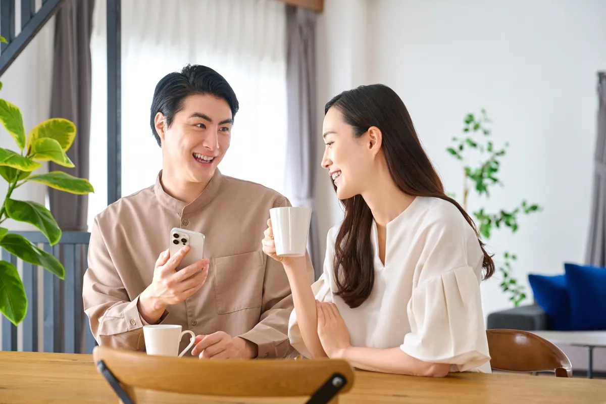 ダイニングで会話するカップル