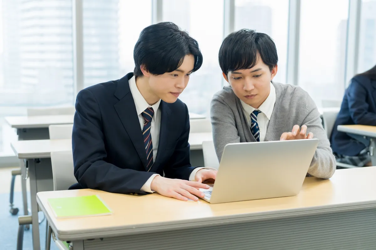 ノートPCで学ぶ高校生
