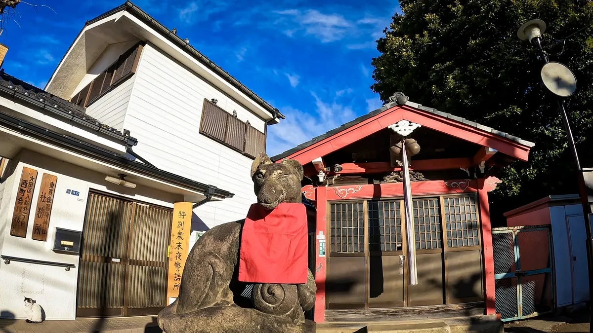 街中の小さな稲荷神社