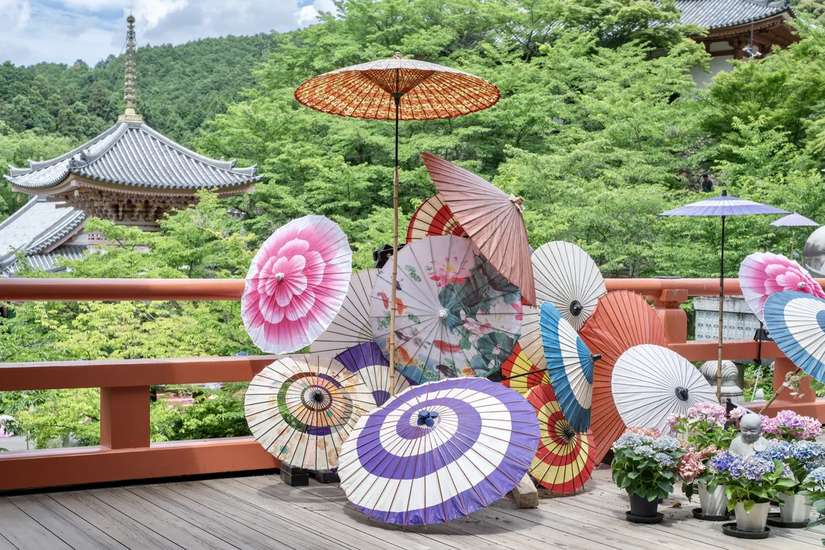 寺院の和傘ディスプレイ