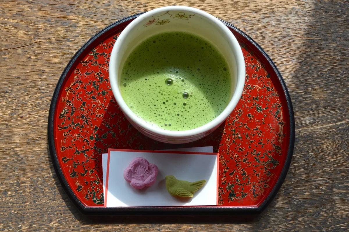抹茶と和菓子の朱盆