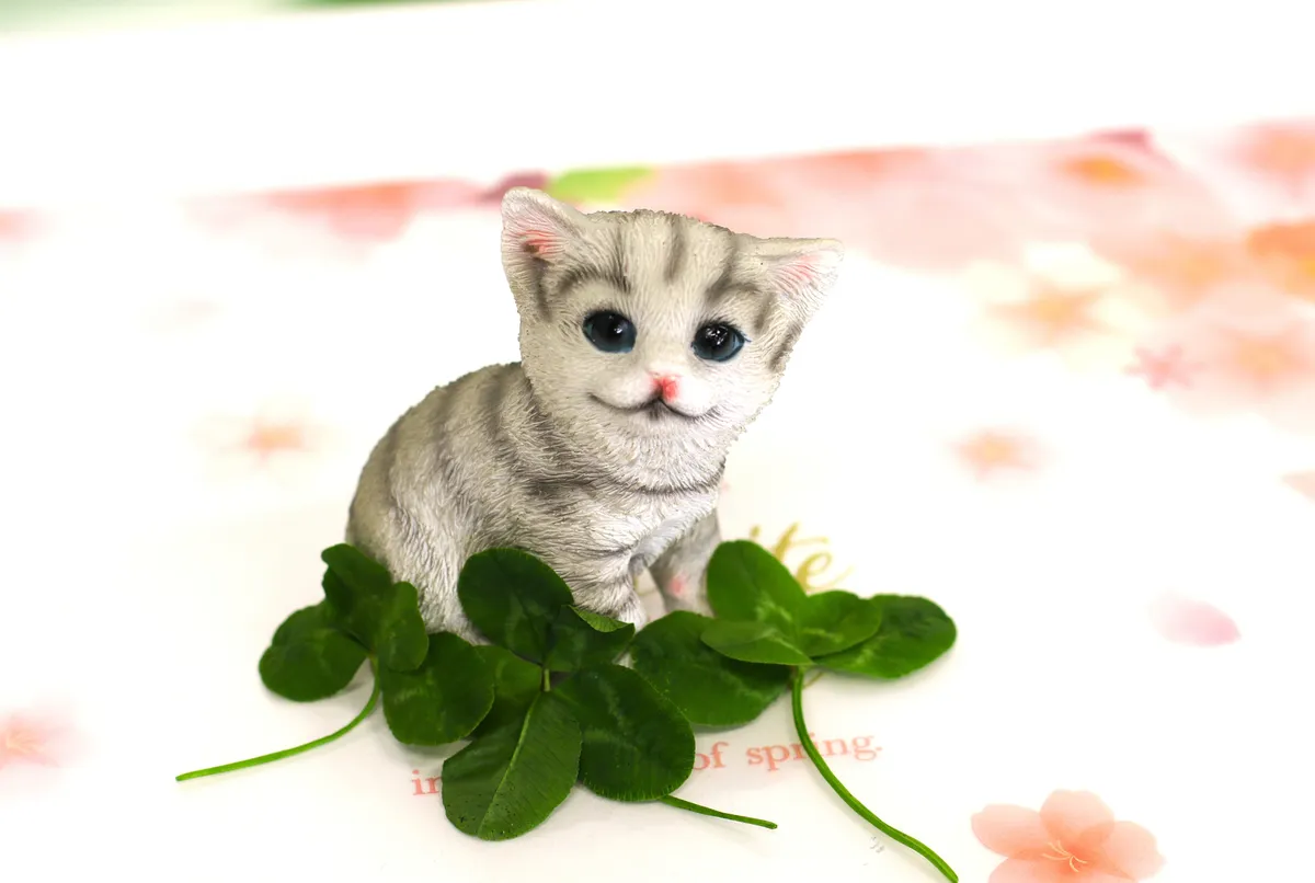 子猫の置物と四つ葉クローバー