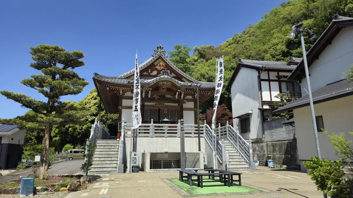山あいのお寺と本堂