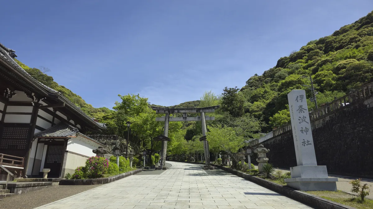 石畳の神社参道と鳥居