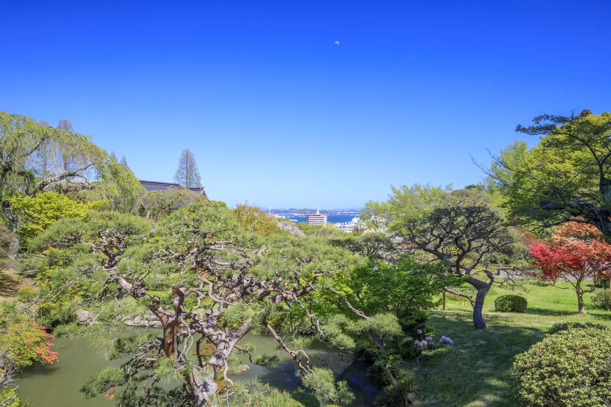 海を望む日本庭園