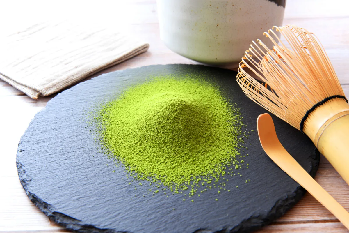 石板上の抹茶パウダーと茶筅