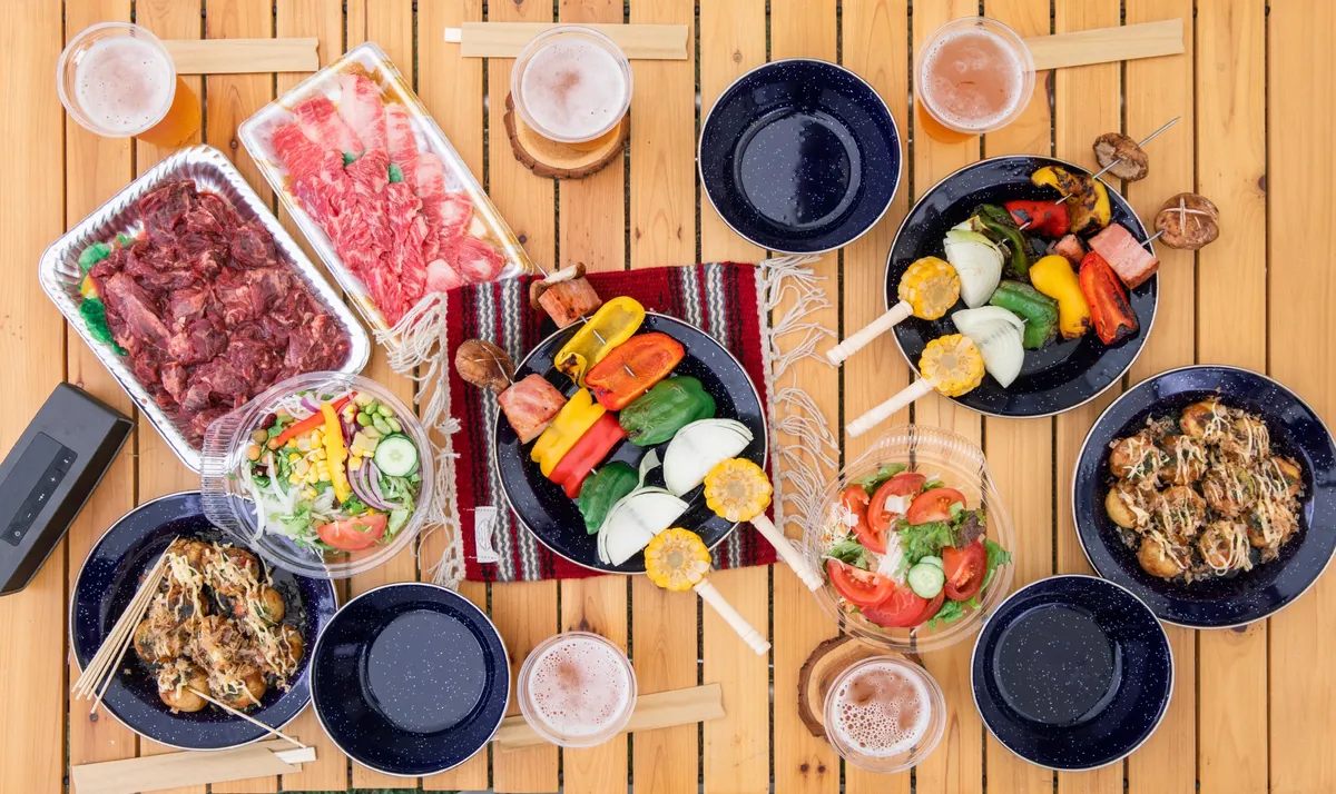 BBQの食卓と肉とビール