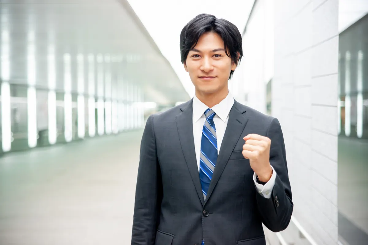 ガッツポーズの若手ビジネスマン
