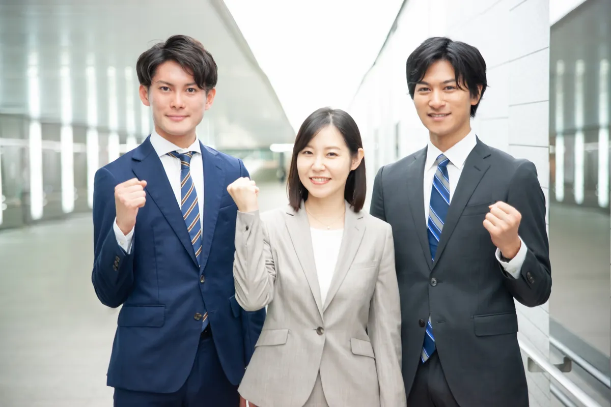 ガッツポーズの若手ビジネスチーム