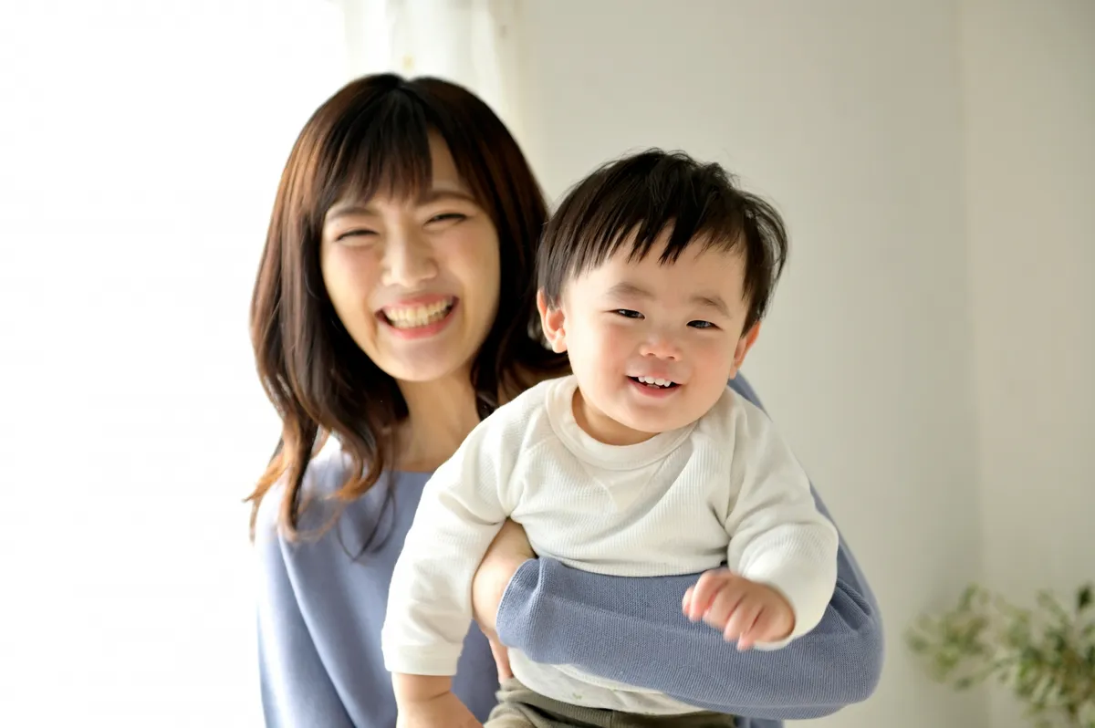 笑顔の母と赤ちゃん