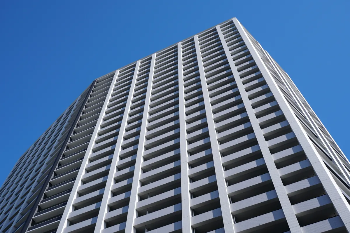 見上げる高層マンション