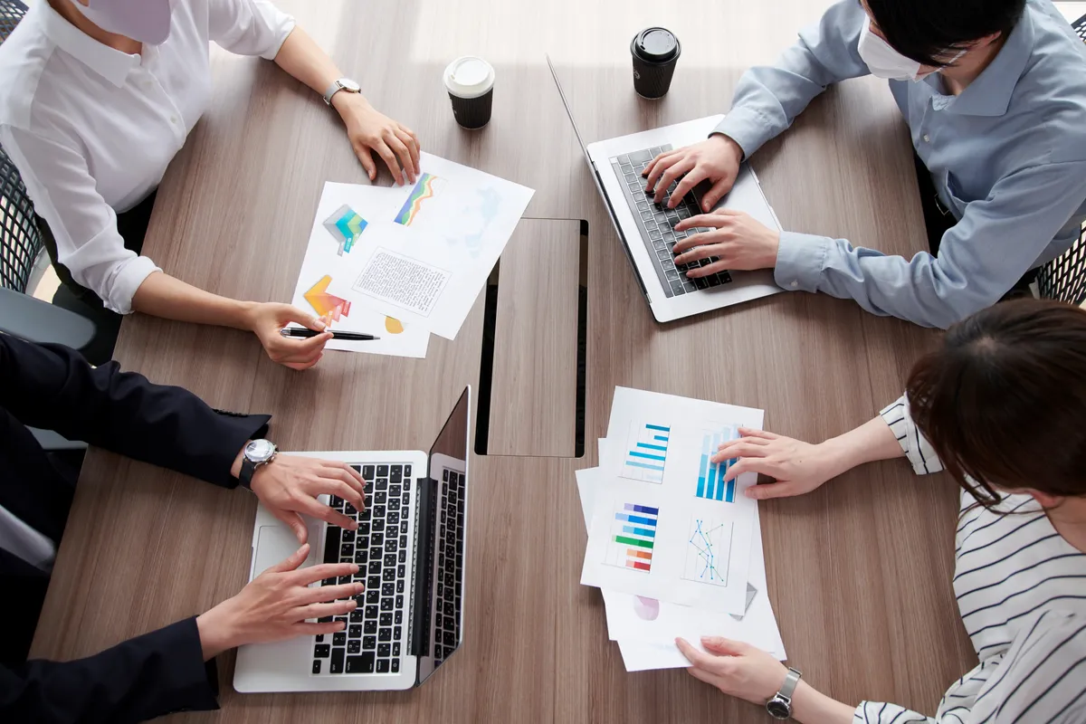 上から見た4人ビジネス会議