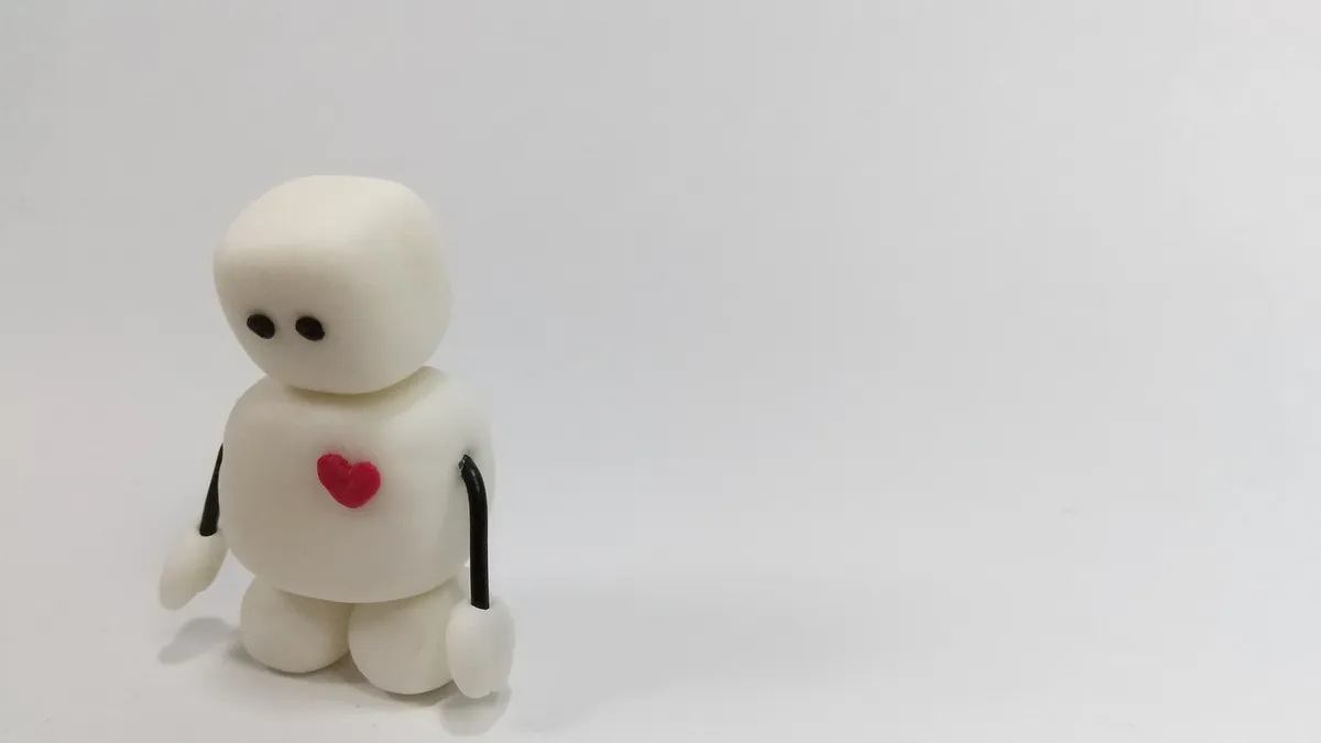 ハートを持つ白い粘土ロボット