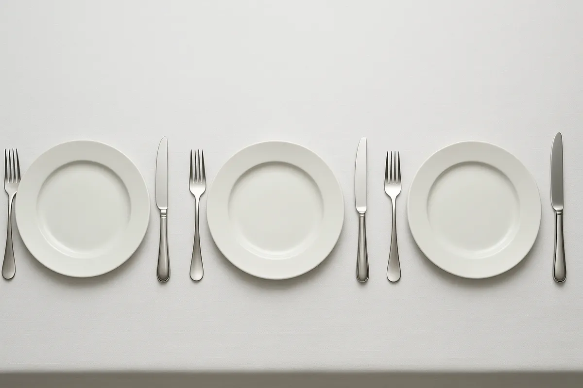 フォーマルな食事シーンでの正しいテーブルマナーと食器の使い方を示した図解。
